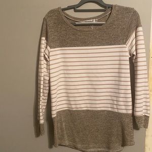 Long sleeve sweater.